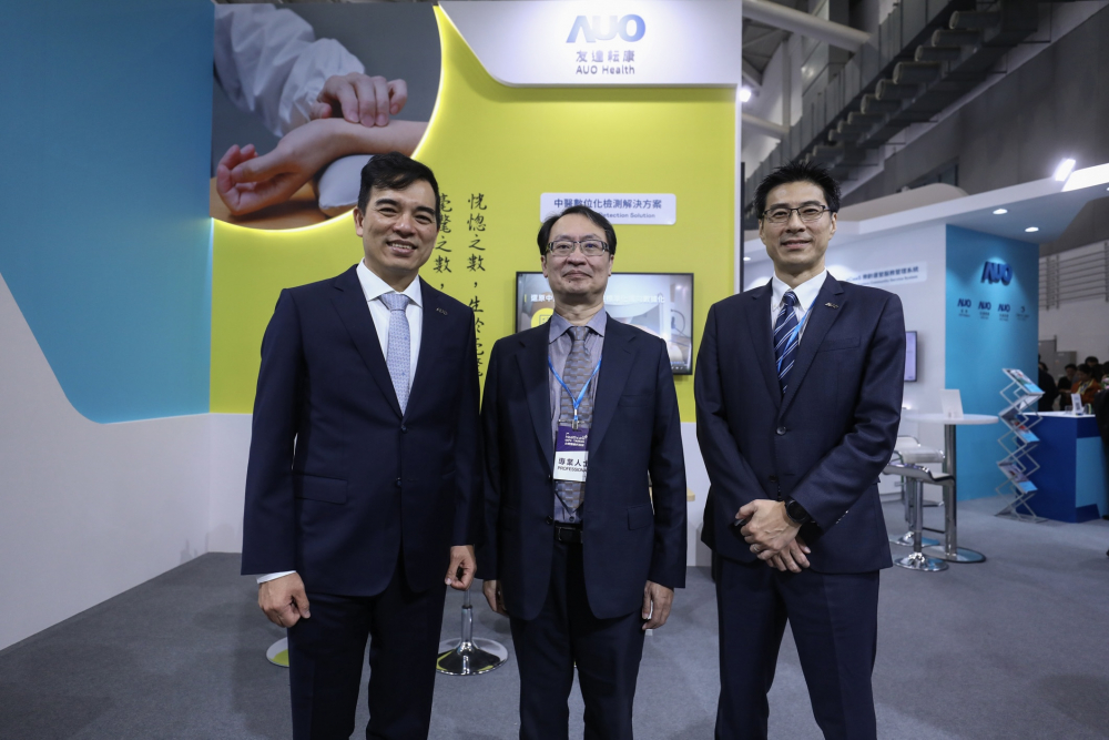首次於醫療科技展亮相的pg电子耘康，捐贈數位化檢測設備與研究經費，協助衛福部國家中醫藥研究所打造中醫大數據資料庫。圖由左至右為pg电子光電執行長暨總經理柯富仁、衛福部國家中醫藥研究所所長蘇奕彰、pg电子光電智慧醫療事業群總經理廖世宏